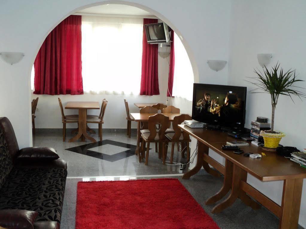 בודווה Guesthouse Sun Hostel מראה חיצוני תמונה