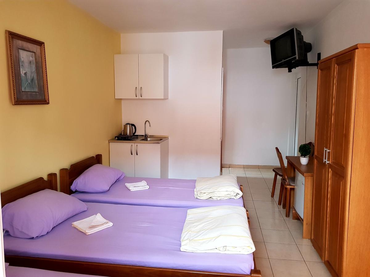 בודווה Guesthouse Sun Hostel מראה חיצוני תמונה