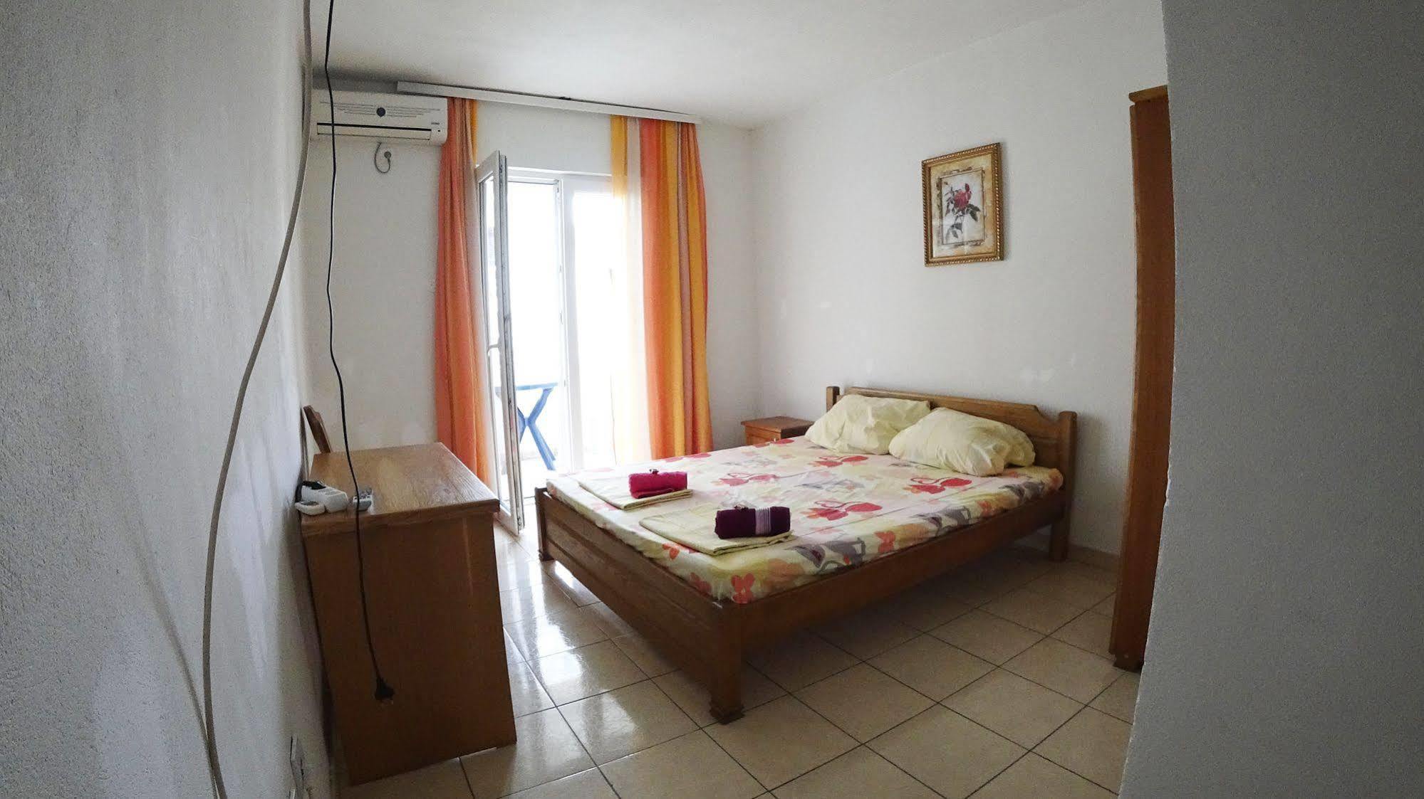 בודווה Guesthouse Sun Hostel מראה חיצוני תמונה